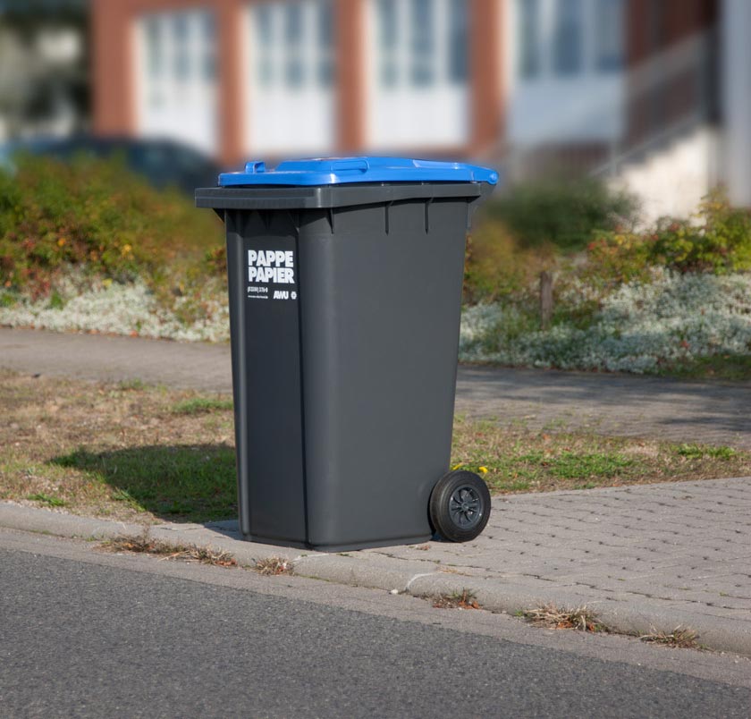 richtig stehende Papiertonnen zur Abholung